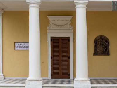 ...oltre le quali trovano tre porte, sovrastate da decori a volute